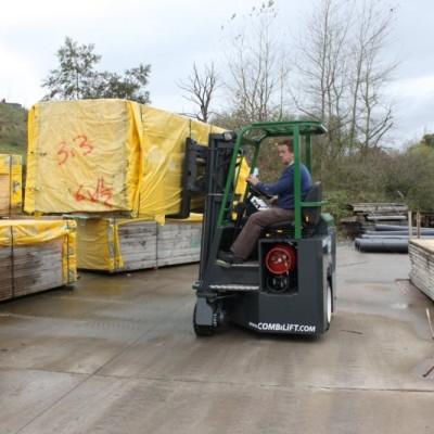Holzpaket in Querfahrt