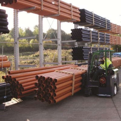 Combilift beim Transport von Rohren