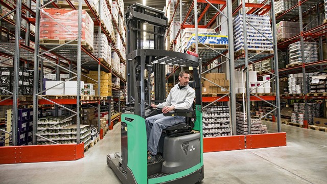 Schubmaststapler oder Hochhubwagen?